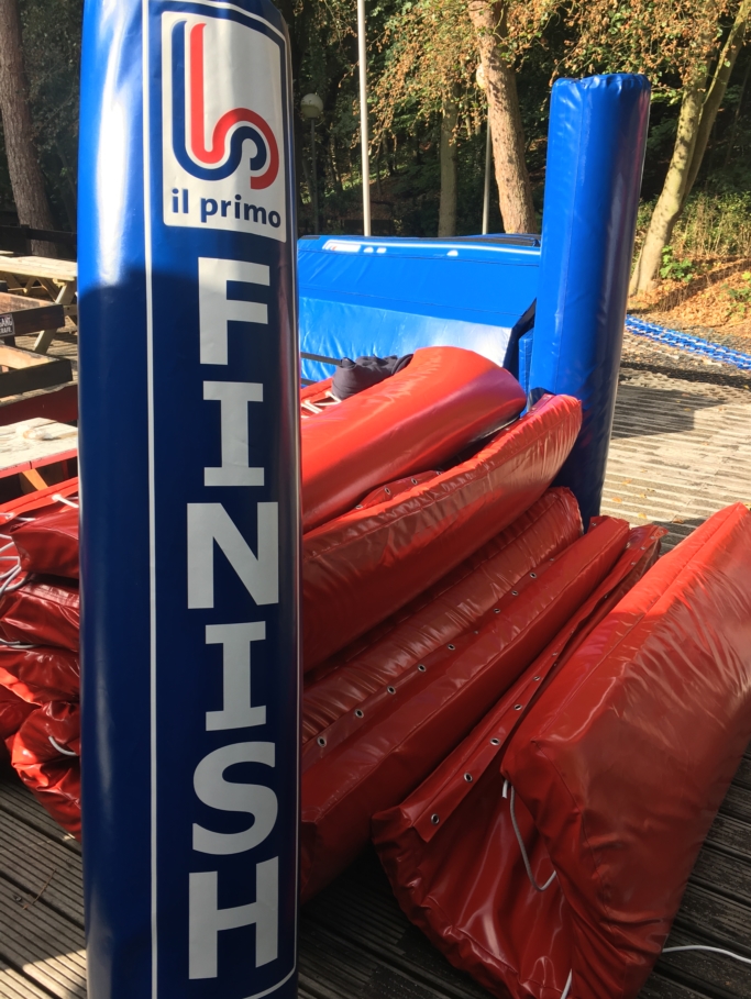 Oranje boomprotecties voor dikke en dunne bomen op ski borstelbaan